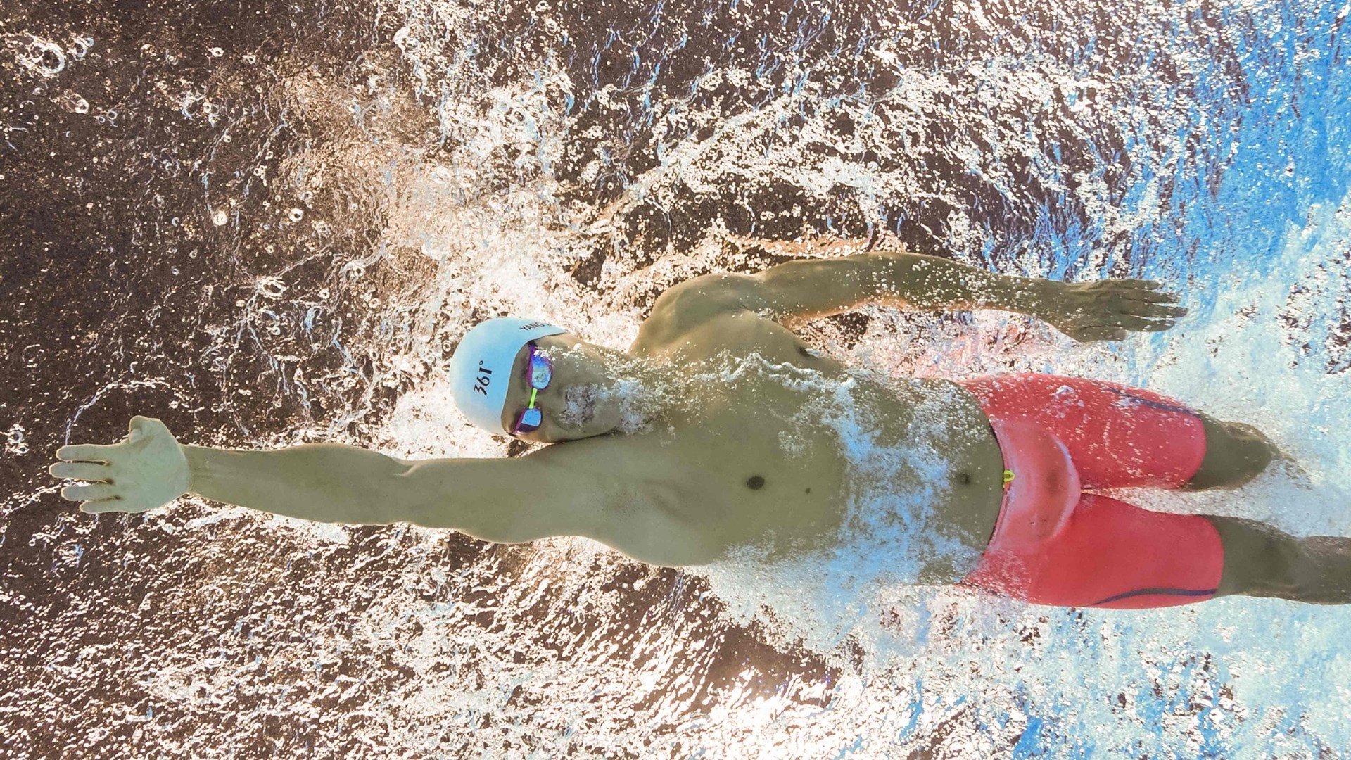 拜仁4-3险胜勒沃库森，莱万完成帽子戏法，拜仁莱万多夫斯基图片