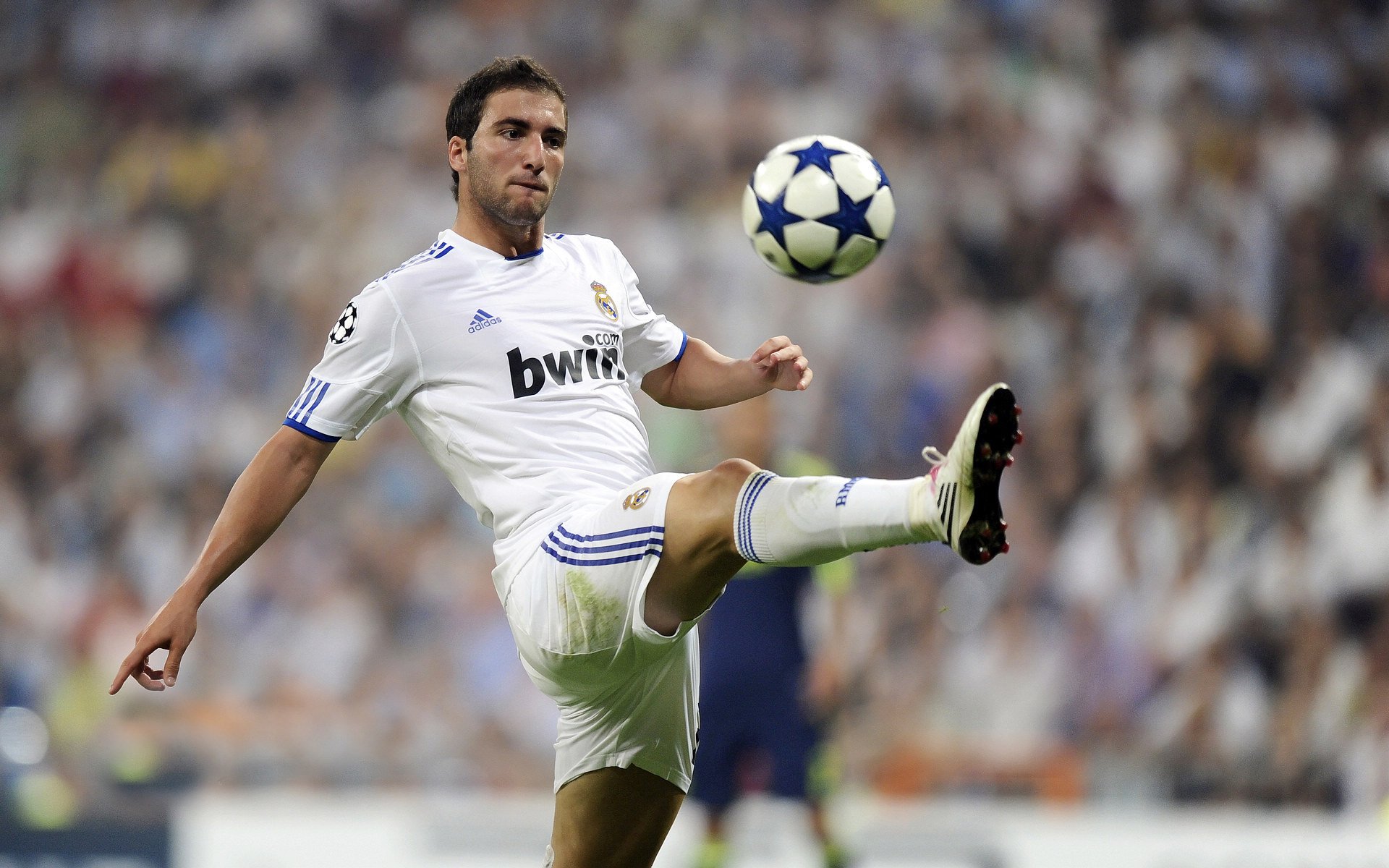 瑞士球员用滑雪动作过人，解说员笑出声，瑞士滑雪的基本概况