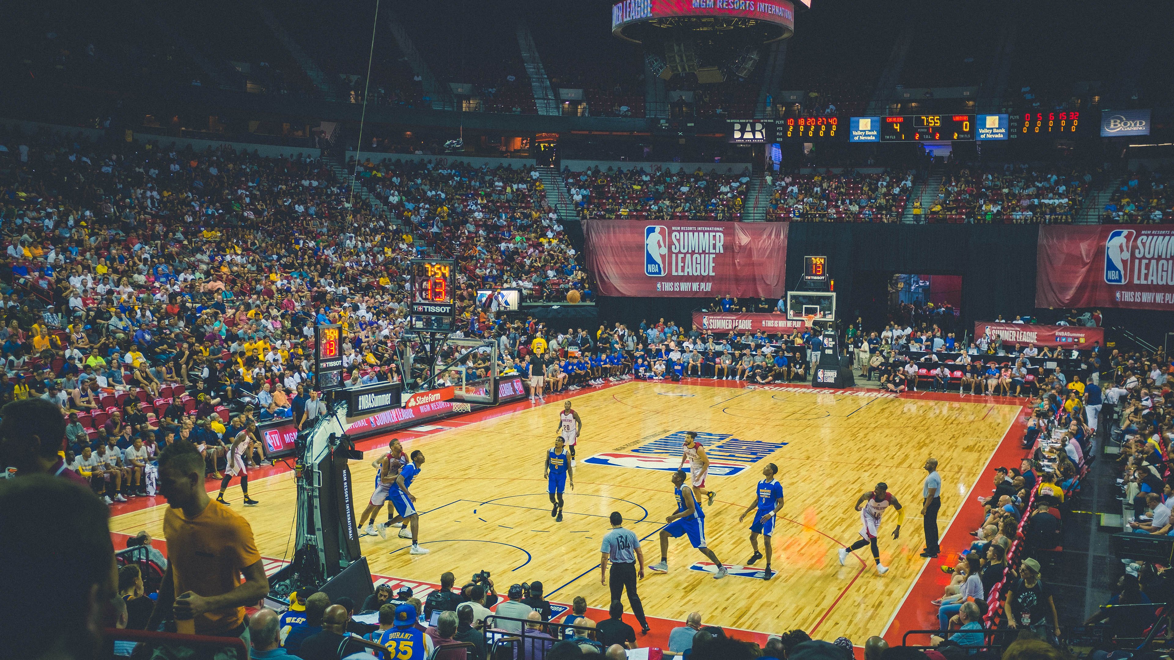 勇士险胜掘金，关键一役中库里罚球绝杀，勇士库里经典比赛视频全程