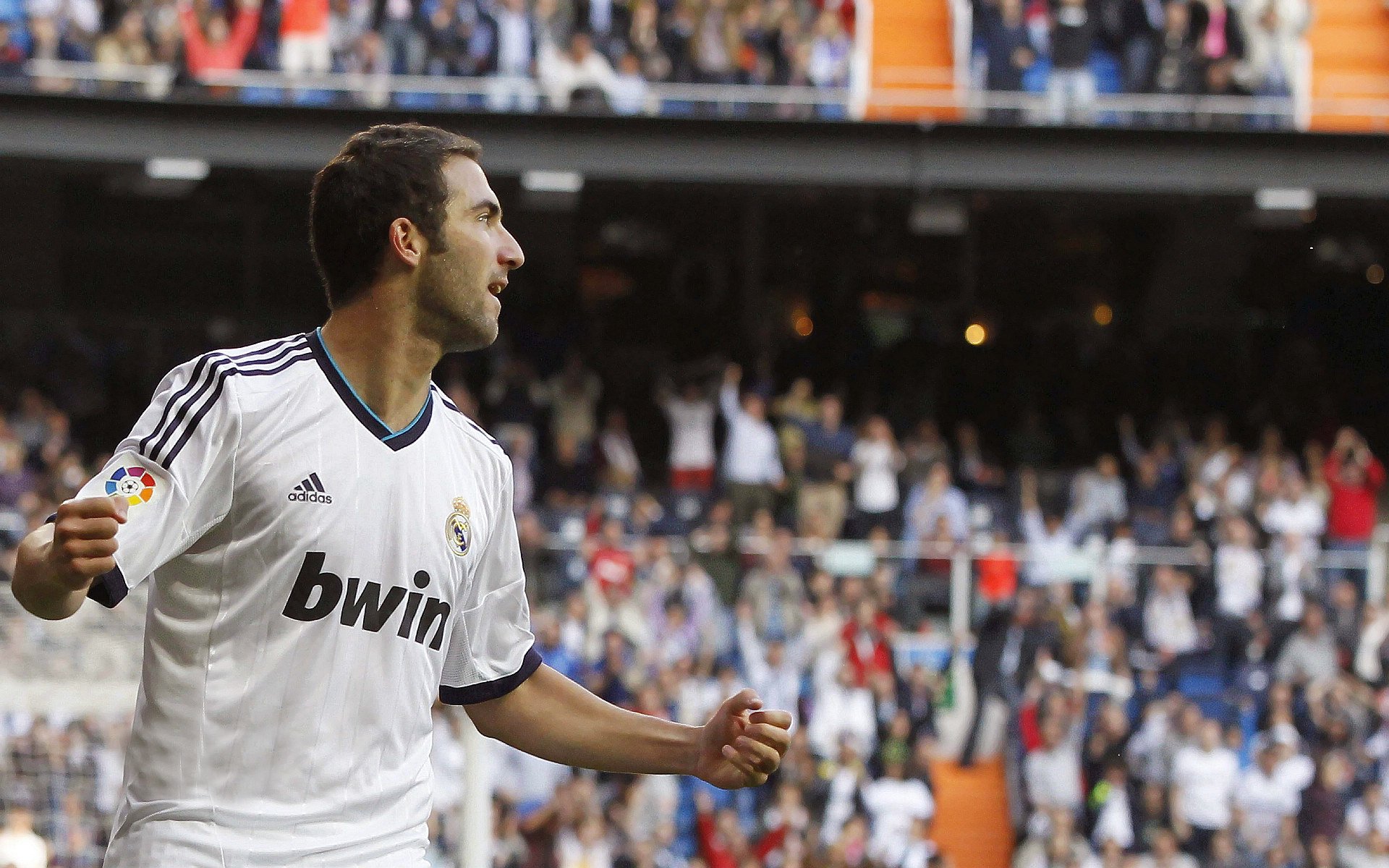 唐卡斯特边中结合奏效，贝尔维球场盼一扫阴霾，唐卡斯特披萨